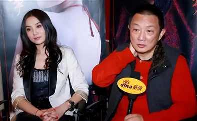 某男星在酒吧与好友聚会，神情放松豪饮