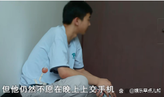 某男星在夜店与多名女子亲密互动,被路人偷录